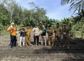 Penanaman Jagung oleh Bhabinkamtibmas dan Kepala Desa Dalam Rangka Mendukung Swasembada Pangan Tahun 2025